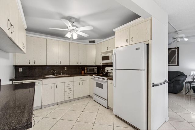 1009 Hythe A, Boca Raton, FL 33434