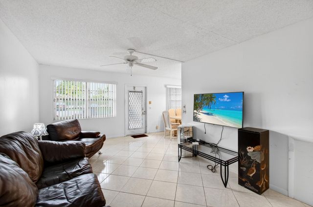 1009 Hythe A, Boca Raton, FL 33434