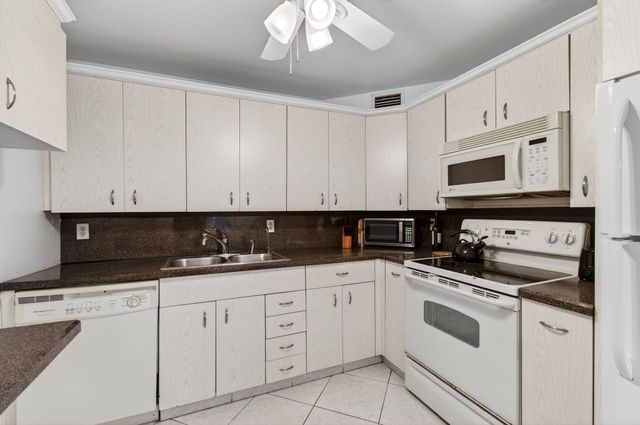 1009 Hythe A, Boca Raton, FL 33434