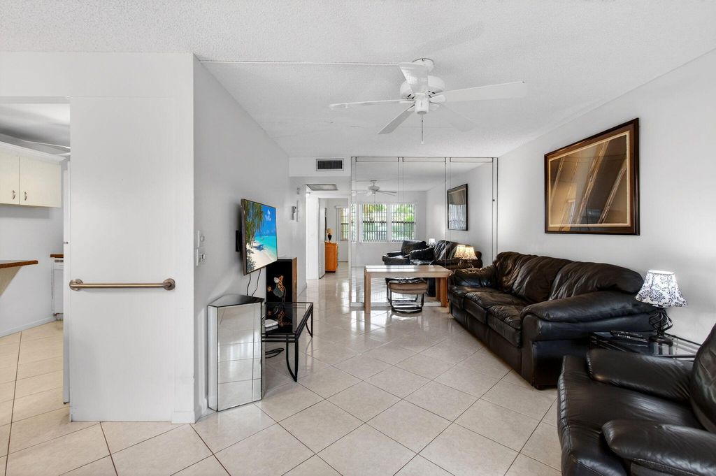 1009 Hythe A, Boca Raton, FL 33434