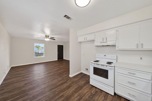 506 Oklahoma Avenue, Bacliff, TX 77518