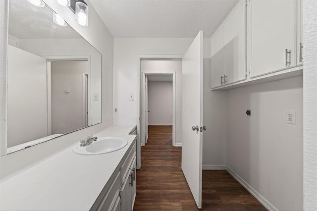 506 Oklahoma Avenue, Bacliff, TX 77518