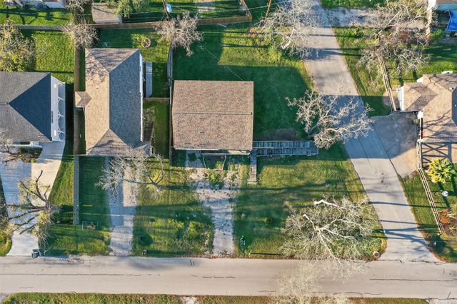 506 Oklahoma Avenue, Bacliff, TX 77518