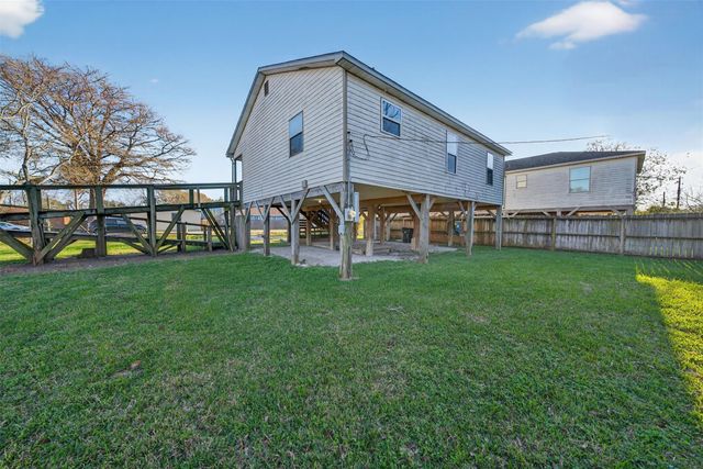 506 Oklahoma Avenue, Bacliff, TX 77518