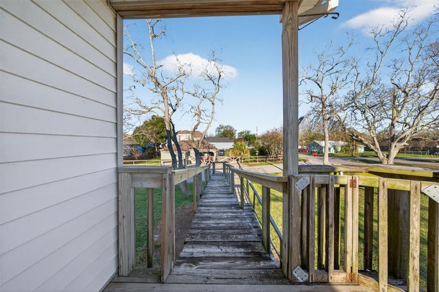 506 Oklahoma Avenue, Bacliff, TX 77518