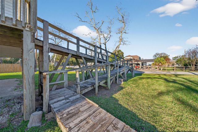 506 Oklahoma Avenue, Bacliff, TX 77518