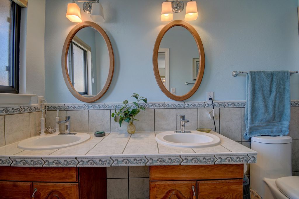 Image 12 of property listing at 14220 La Cueva Avenue NE, Albuquerque, NM 87123