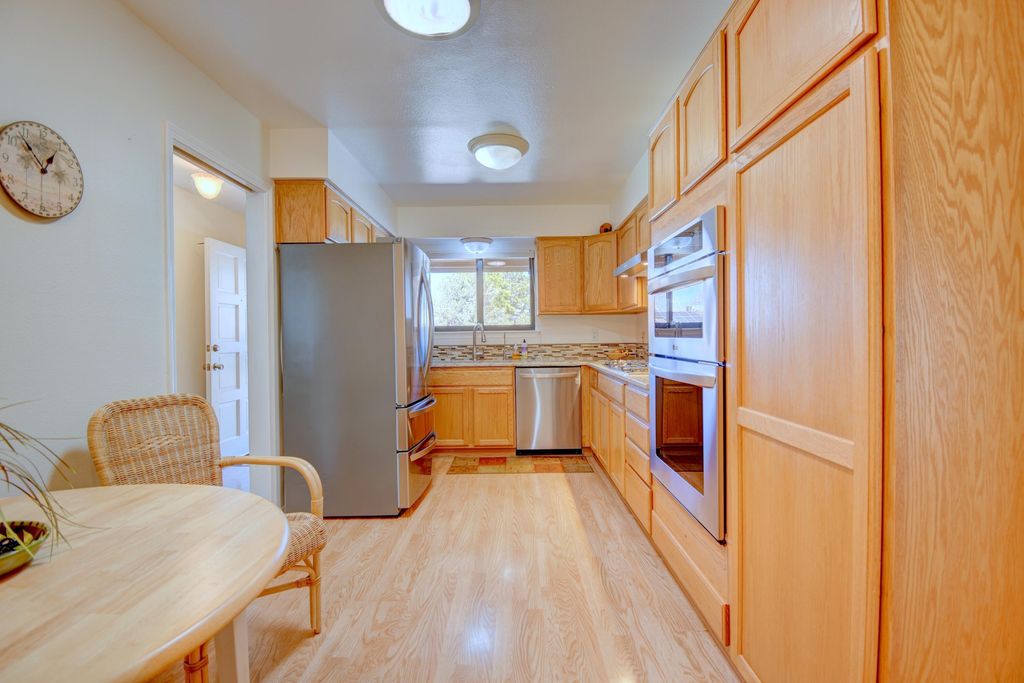 Image 8 of property listing at 14220 La Cueva Avenue NE, Albuquerque, NM 87123