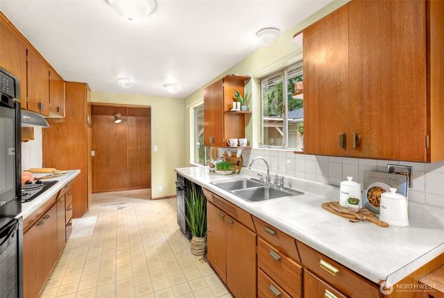 902 N 149th Street, Shoreline, WA 98133