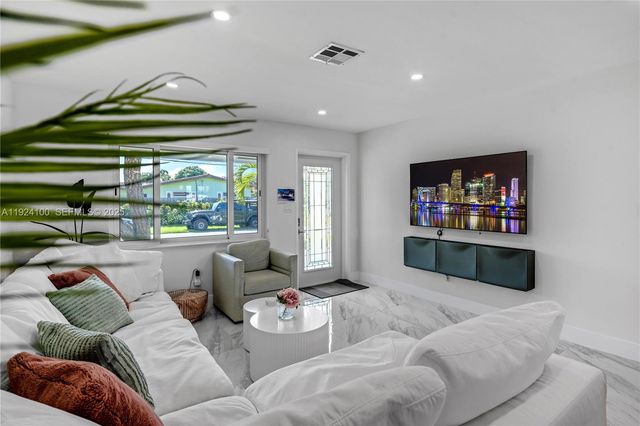 1730 NE 9th Ave, Fort Lauderdale, FL 33305