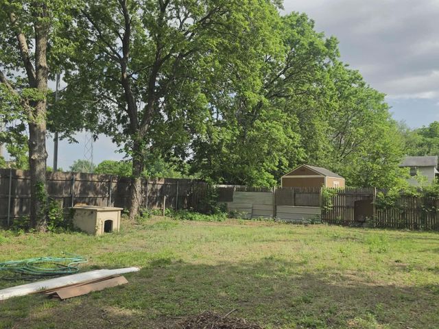 813 W 33rd St N, Wichita, KS 67204