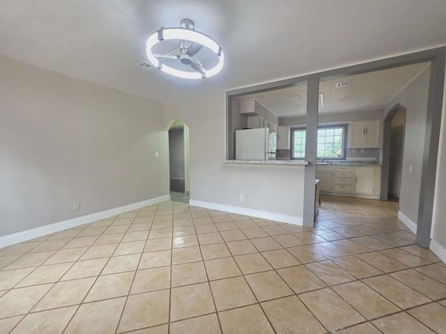 813 W 33rd St N, Wichita, KS 67204