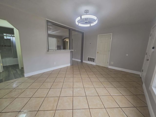 813 W 33rd St N, Wichita, KS 67204