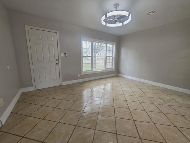 813 W 33rd St N, Wichita, KS 67204