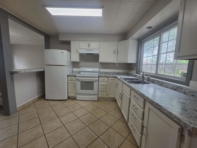 813 W 33rd St N, Wichita, KS 67204