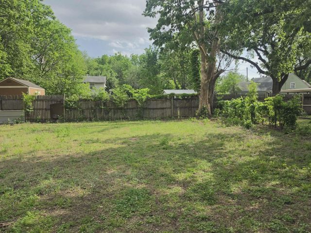 813 W 33rd St N, Wichita, KS 67204