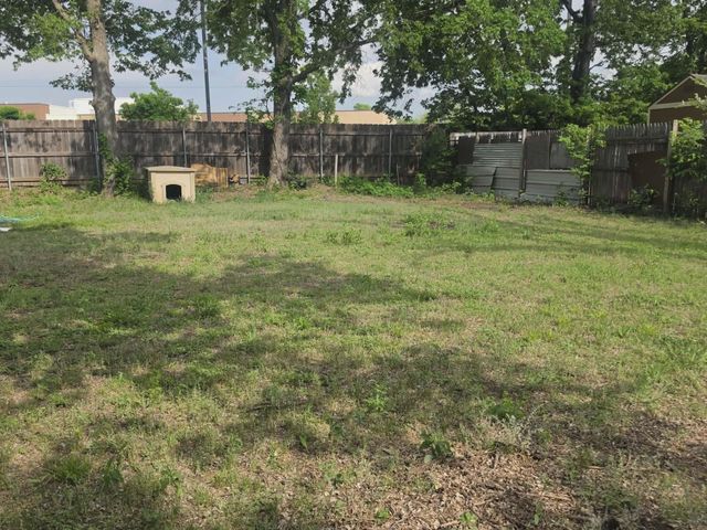 813 W 33rd St N, Wichita, KS 67204