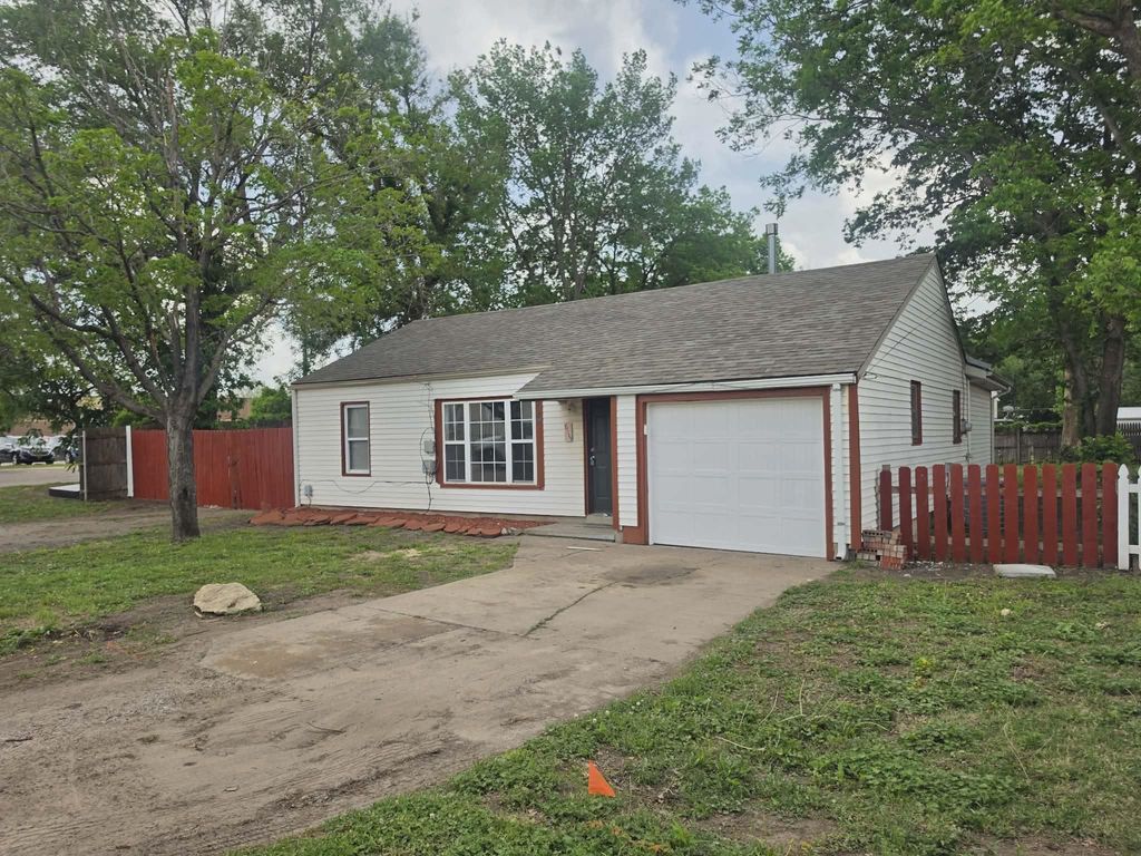 813 W 33rd St N, Wichita, KS 67204