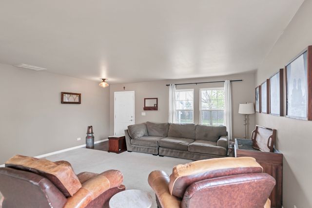 422 Westport Drive, Pingree Grove, IL 60140