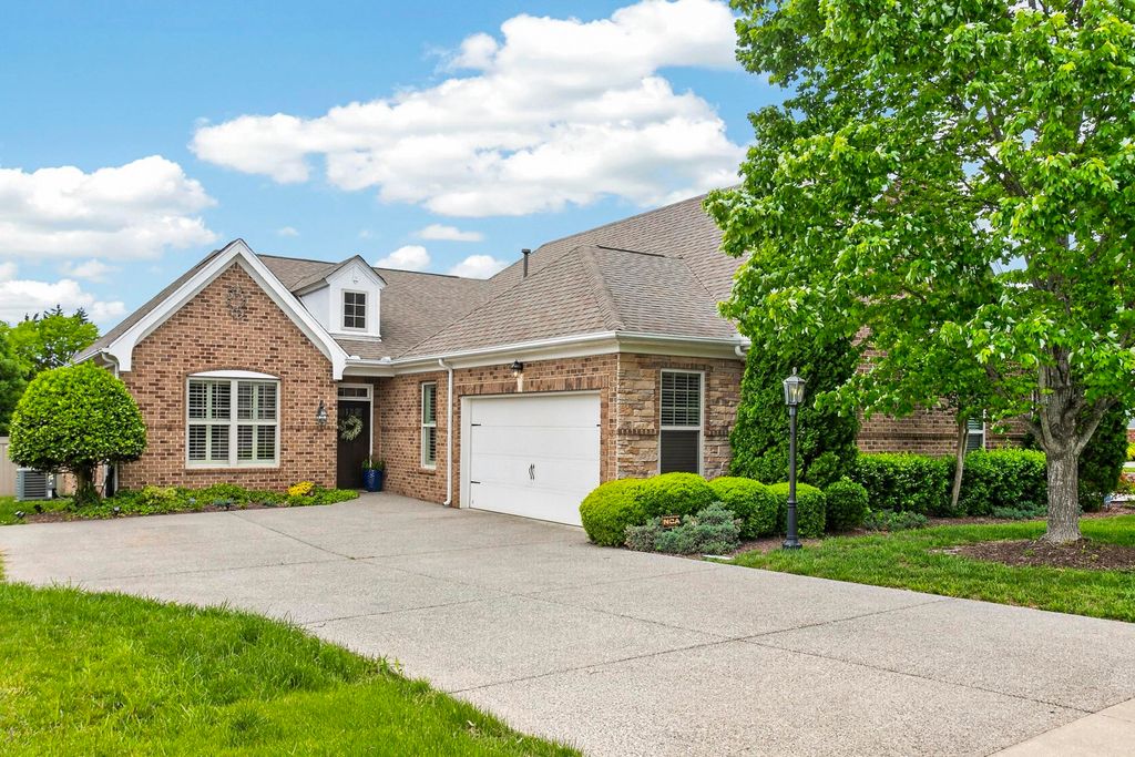 198 Cobbler Cir, Hendersonville, TN 37075