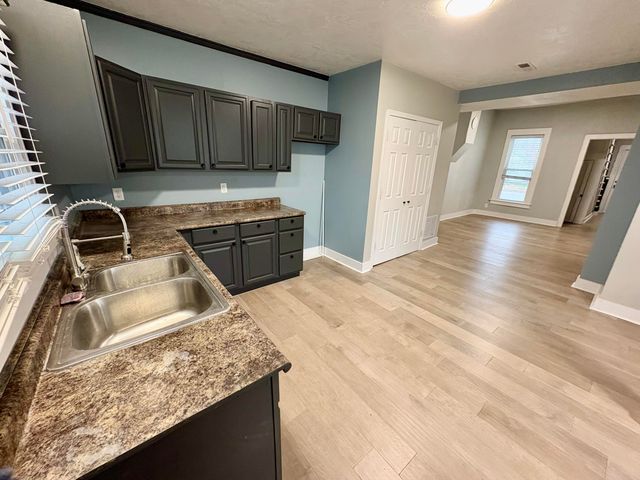 1728 N Sherman Avenue, Springfield, MO 65803