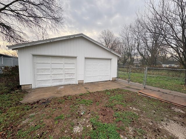 1728 N Sherman Avenue, Springfield, MO 65803