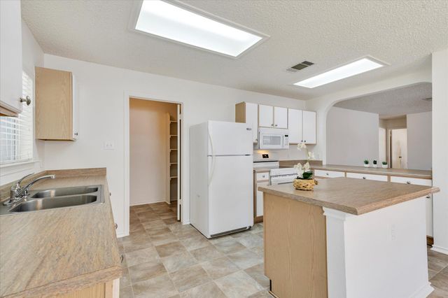 3602 Meadow Park DR, Round Rock, TX 78665