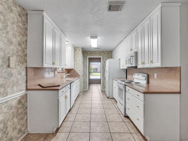 2819 Poplar Creek Lane, Pearland, TX 77584