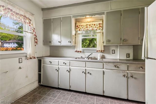 549 Parkdale Drive, Akron, OH 44307