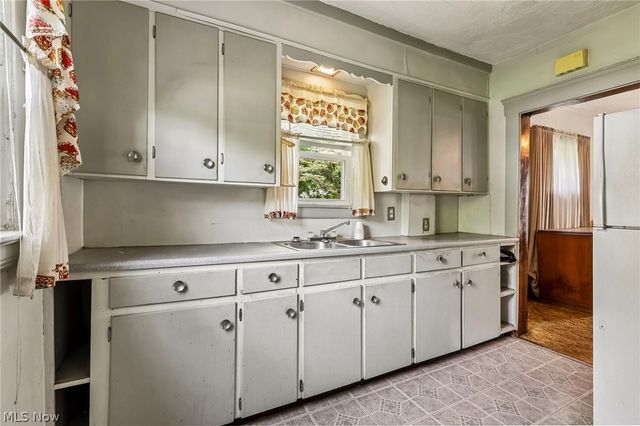549 Parkdale Drive, Akron, OH 44307