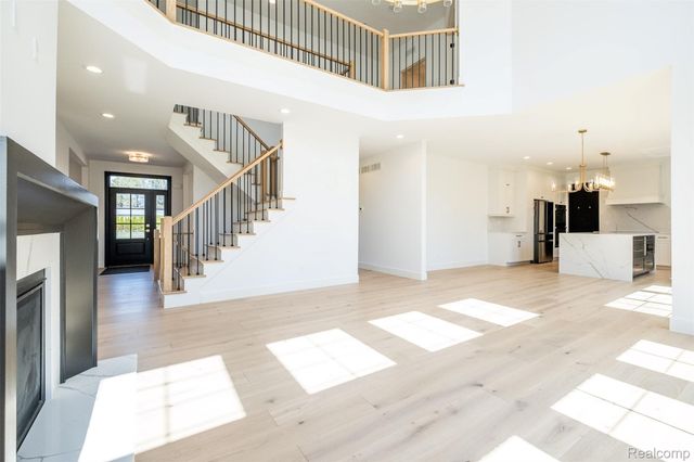 50 Lesdale Drive, Troy, MI 48085