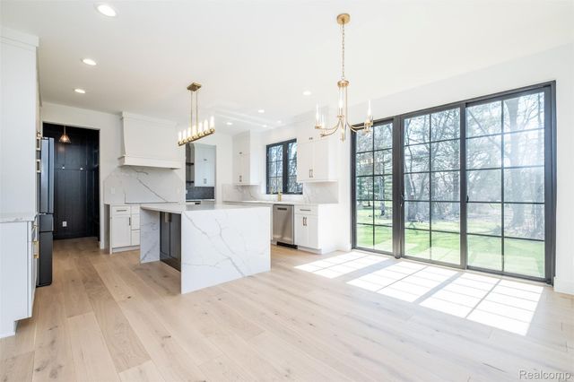 50 Lesdale Drive, Troy, MI 48085