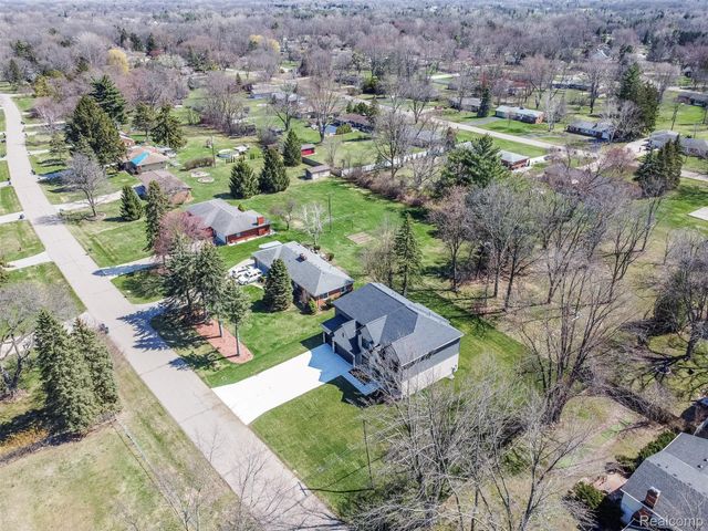 50 Lesdale Drive, Troy, MI 48085