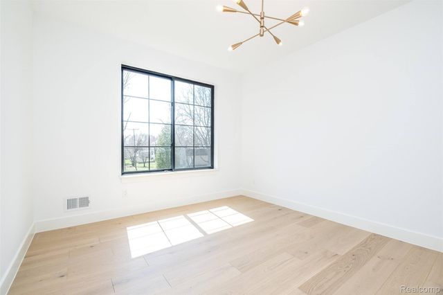 50 Lesdale Drive, Troy, MI 48085