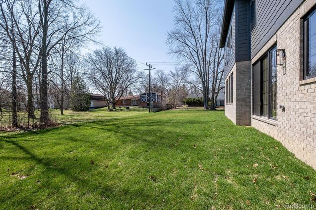 50 Lesdale Drive, Troy, MI 48085