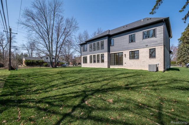 50 Lesdale Drive, Troy, MI 48085