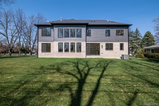 50 Lesdale Drive, Troy, MI 48085