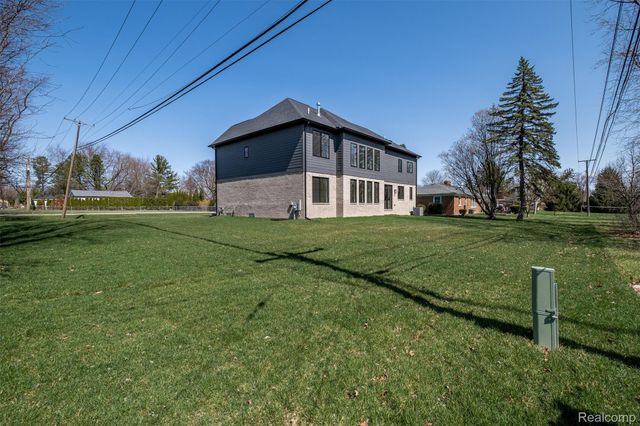 50 Lesdale Drive, Troy, MI 48085