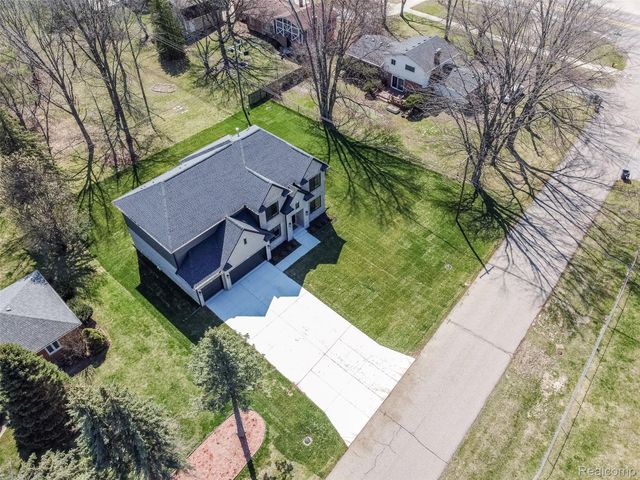 50 Lesdale Drive, Troy, MI 48085