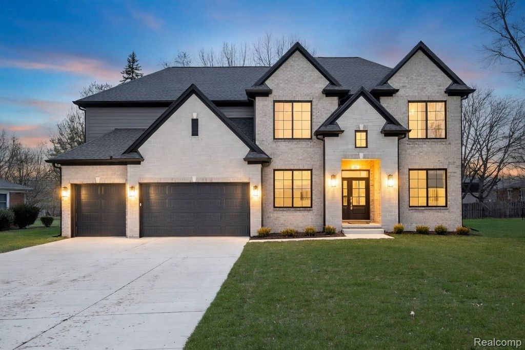 50 Lesdale Drive, Troy, MI 48085