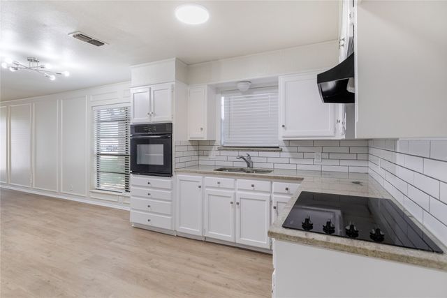 1620 Brown Trail, Hurst, TX 76054