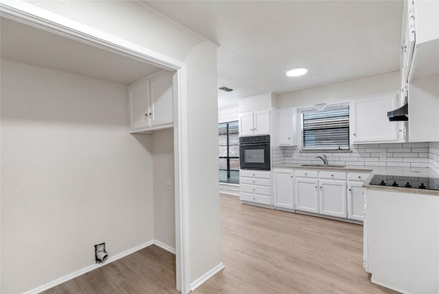 1620 Brown Trail, Hurst, TX 76054