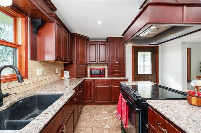 3019 Pawnee Road, Ottawa, KS 66067