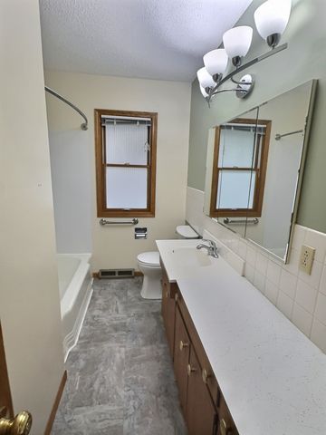 2925 E 41st Street, Des Moines, IA 50317