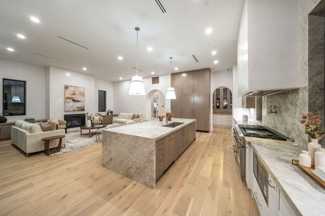 2538 Addison Road, Houston, TX 77030