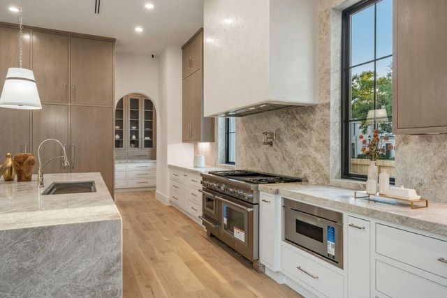 2538 Addison Road, Houston, TX 77030