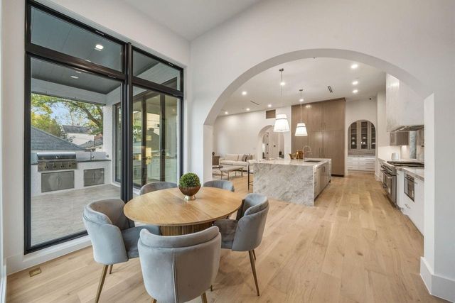 2538 Addison Road, Houston, TX 77030