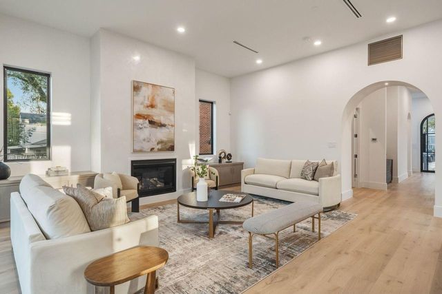 2538 Addison Road, Houston, TX 77030