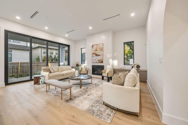 2538 Addison Road, Houston, TX 77030