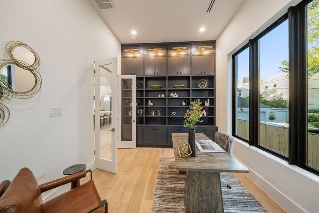 2538 Addison Road, Houston, TX 77030